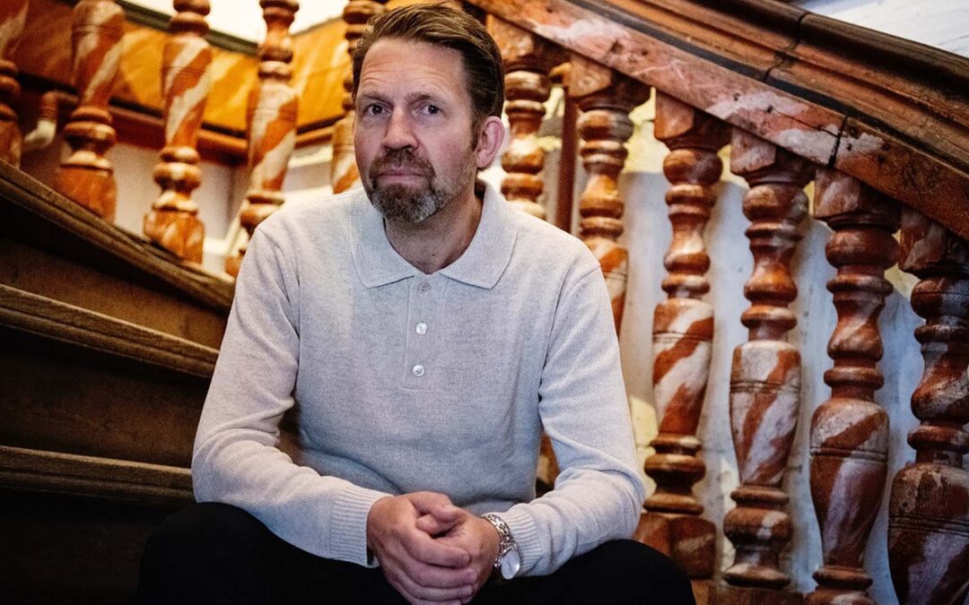 Leif Ove Andsnes sitting on stairs. Photo by Liv Oland