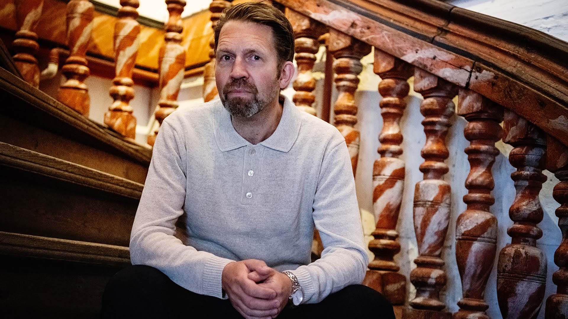 Leif Ove Andsnes sitting on stairs. Photo by Liv Oland